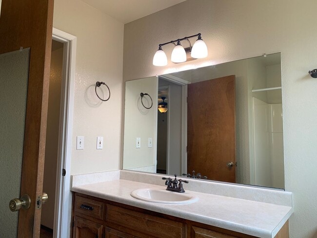 Building Photo - Make this your new home!