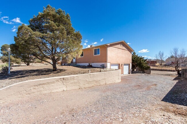 Building Photo - 544 S Watermelon Dr
