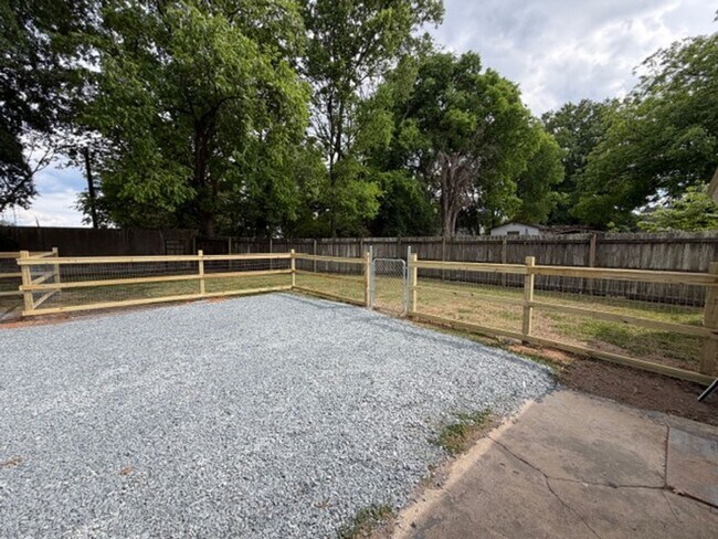 Building Photo - 1/2 MO/OFF SPECIAL - 3 bed/2 bath Fenced yard