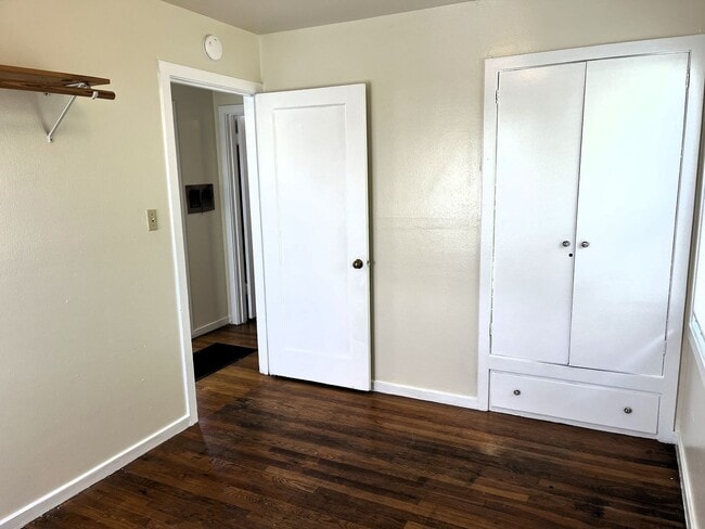 Building Photo - Pet-friendly home with hardwood floors and...