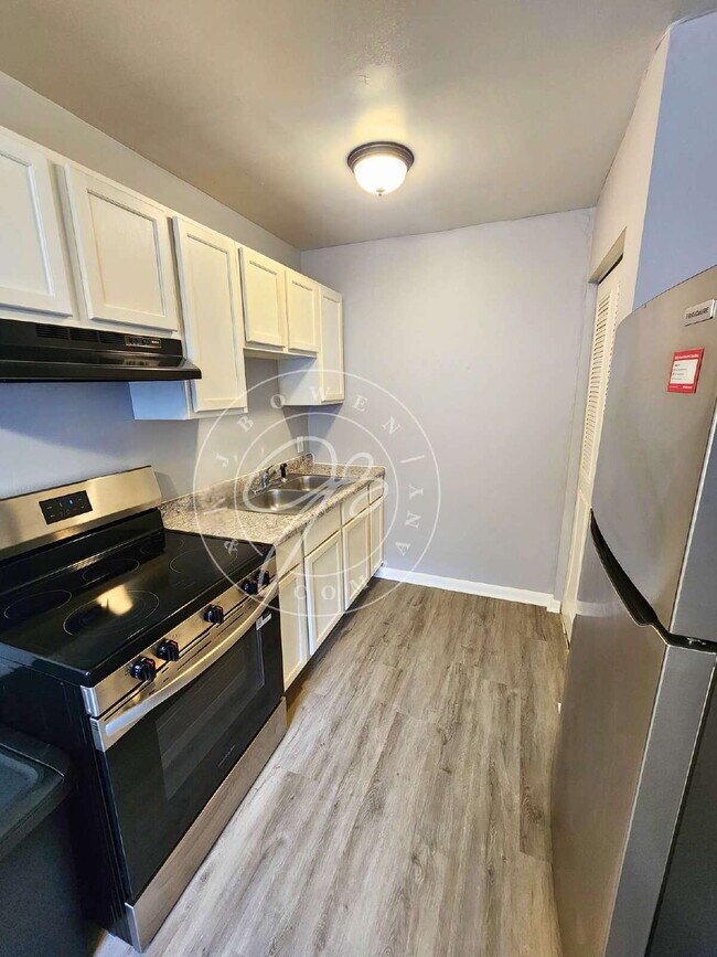 Building Photo - **Beautifully Updated 2-Bedroom Townhome**