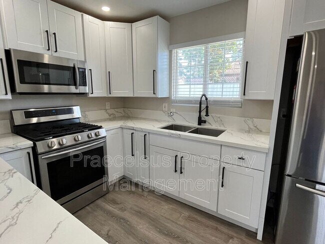 Building Photo - 5741 Calle Sal Si Puedes