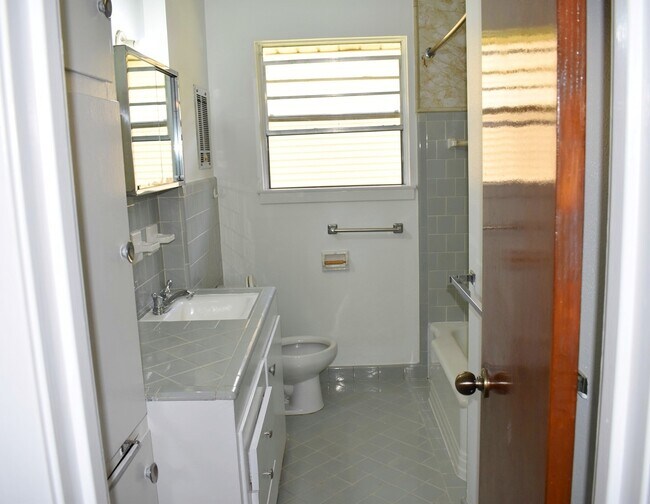 Building Photo - 5126 Beechnut St