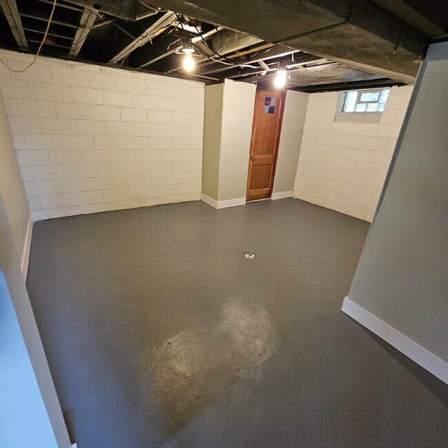 Building Photo - 3 Bedroom Bungalow w/ New Carpet Through O...