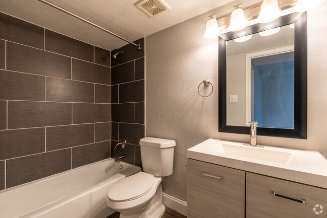 1BR, 1BA - 558SF - Bathroom - North End on Berkman Apartments