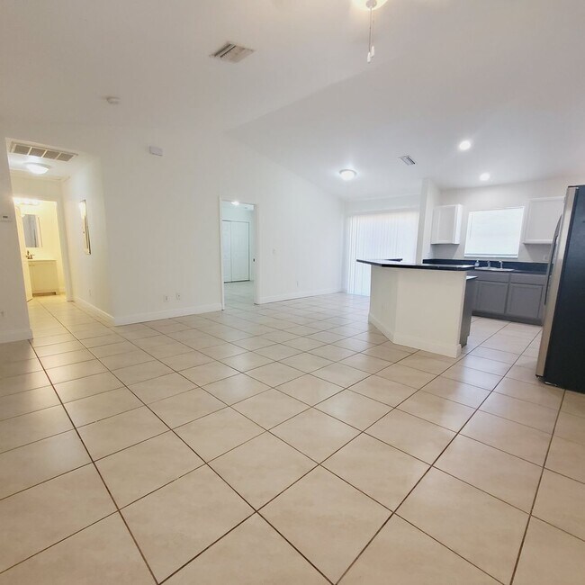 Building Photo - 777/779 Bedford Drive