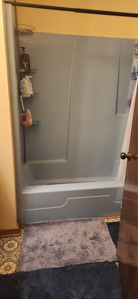 Shared Bathroom tub2 - 2116 Thaler Ave