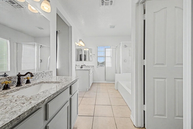 Building Photo - 1295 S Honeysuckle Ln