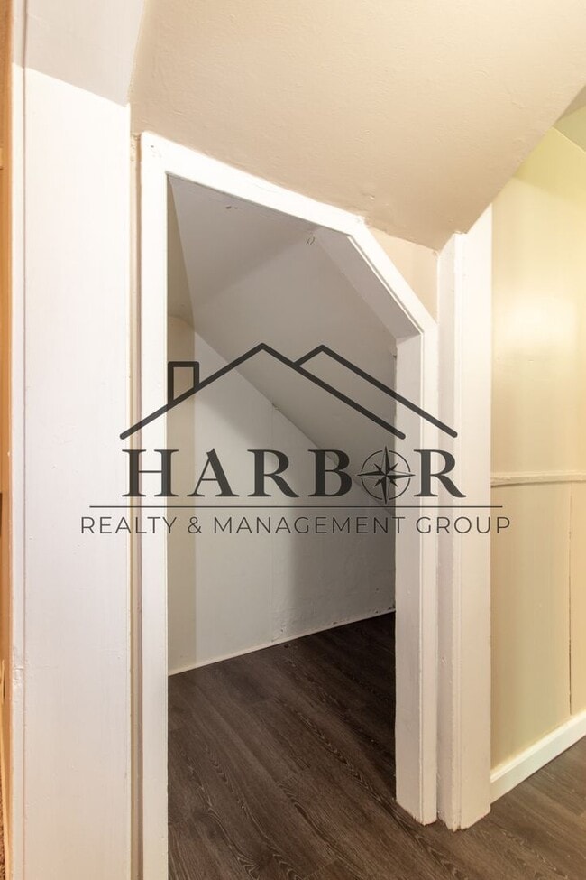 Building Photo - Spacious 2-Bedroom Living in the Heart of Rochester