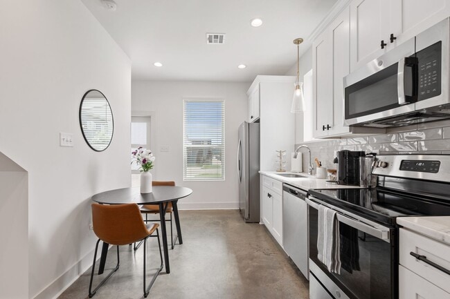 Building Photo - FOR RENT in LAFAYETTE!