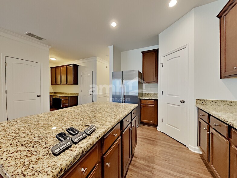 Building Photo - 3145 Yachet Ct SW