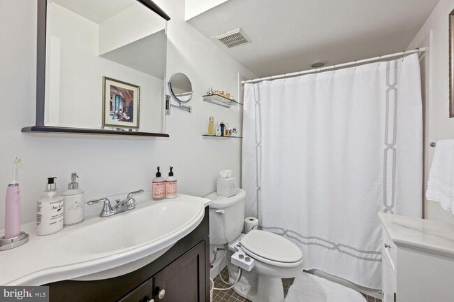 Building Photo - 1077 30th St NW