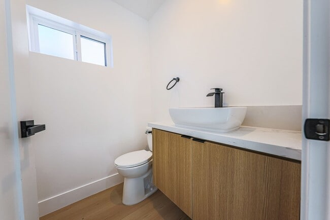 Building Photo - 1237 N Orange Dr