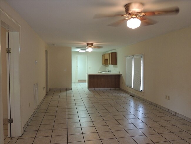 Building Photo - 803 Kings Rd