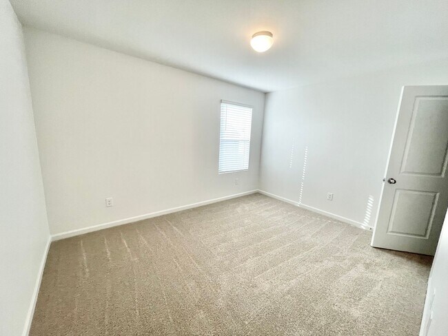 Building Photo - 3 br Paired Home minutes from I-77 and I-40 Tour today! MOVE IN SPECIAL