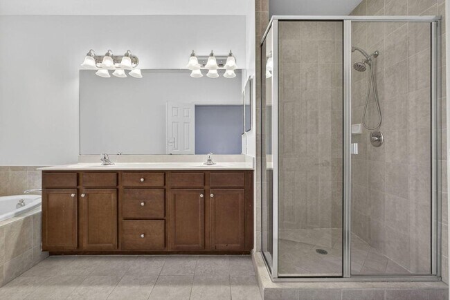 Building Photo - 10348 Wellington Parc Dr