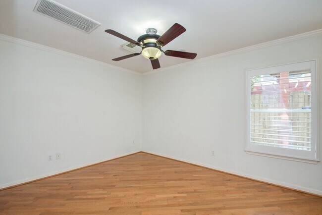 Building Photo - Stunning Three-Bedroom Townhouse Located i...