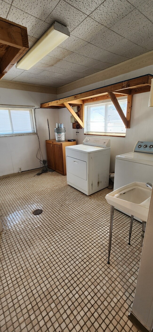 Building Photo - 585B S 1200 W