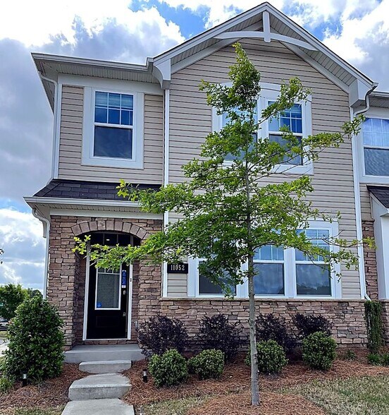 Building Photo - 11052 Chalkbark Ln