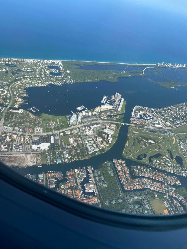 Building Photo - 130 Lakeshore Dr