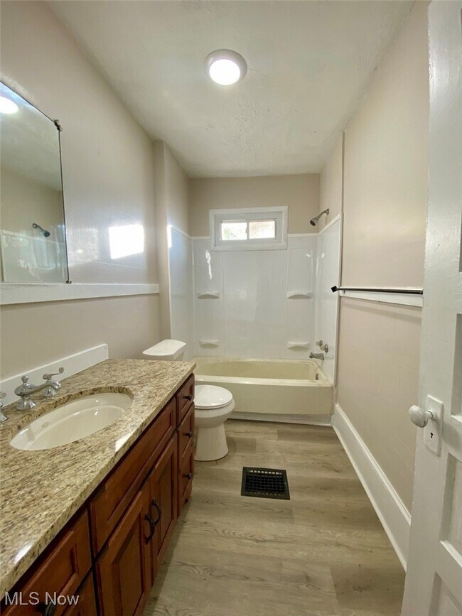 Building Photo - 581 Schiller Ave