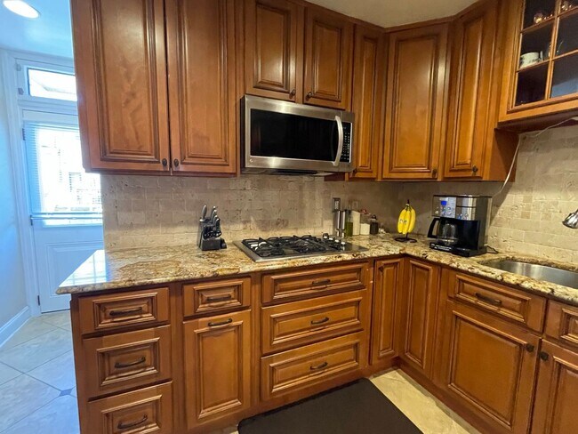 Building Photo - Charming 2 Bedroom/3.5 Bathroom Townhome i...