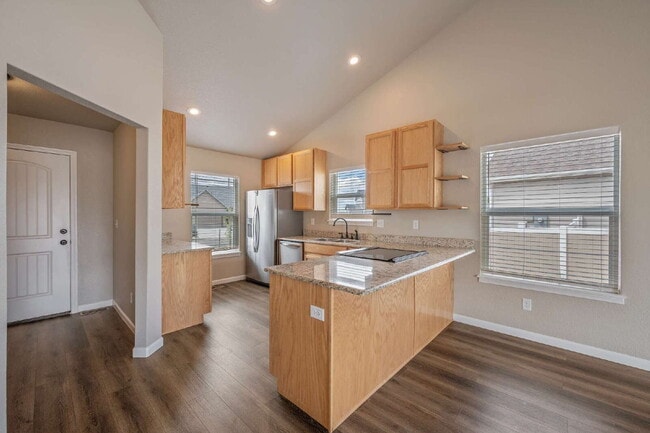 Building Photo - Like New Single Family Home!