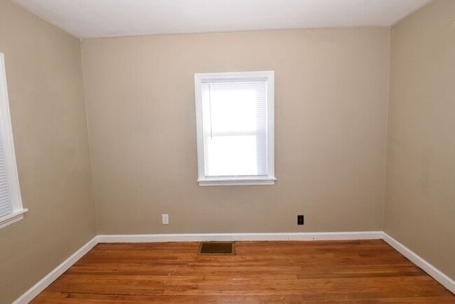 Building Photo - Mishawaka Northside 3 bedroom 1 1/2 story home with 2 bathrooms