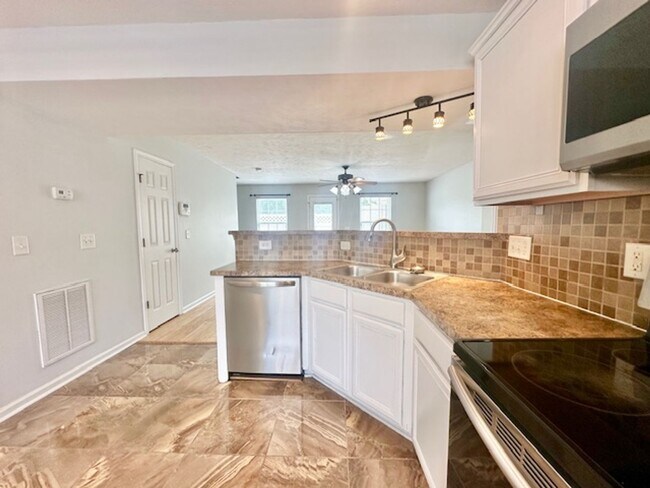 Building Photo - Welcome Home! Rare 3 Bedroom 2.5 Bath Town...