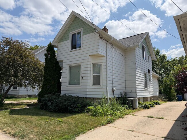Building Photo - 4 Bedroom House in Oshkosh
