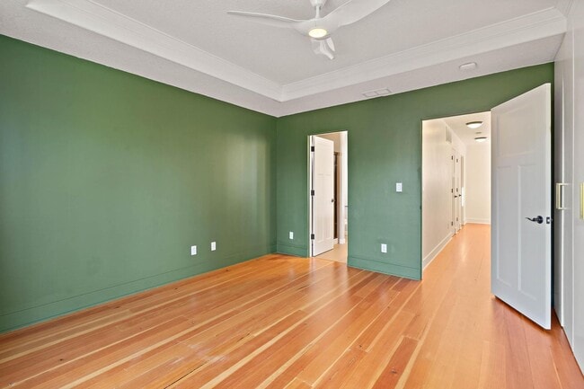 Building Photo - Beautiful 3-bdrm/2.5-bath contemporary craft home w/ lots of character. A/C, fireplace, fenced ba...