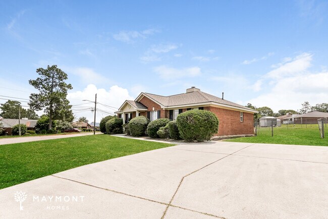 Building Photo - Cozy Three Bedroom