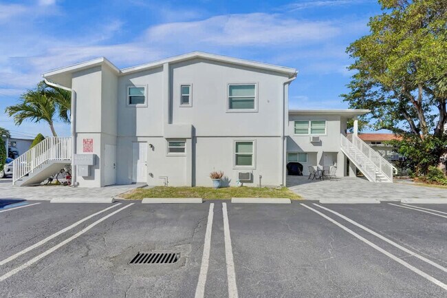 Building Photo - 906 N Riverside Dr