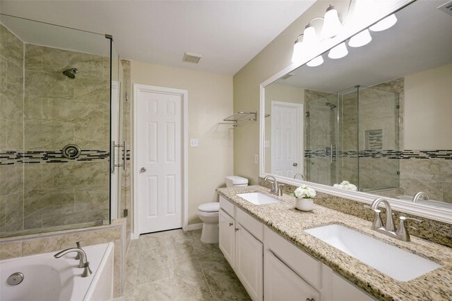 Building Photo - 117 N Villa Oaks Dr