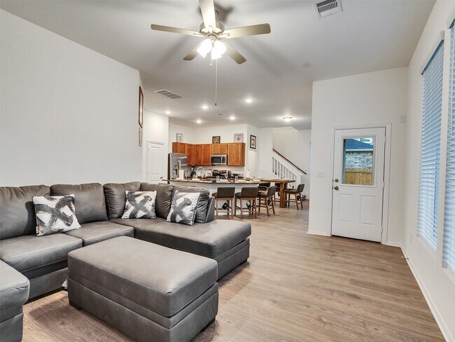 Building Photo - 422 Magnolia Ln