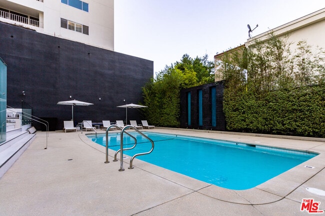 Building Photo - 838 N Doheny Dr