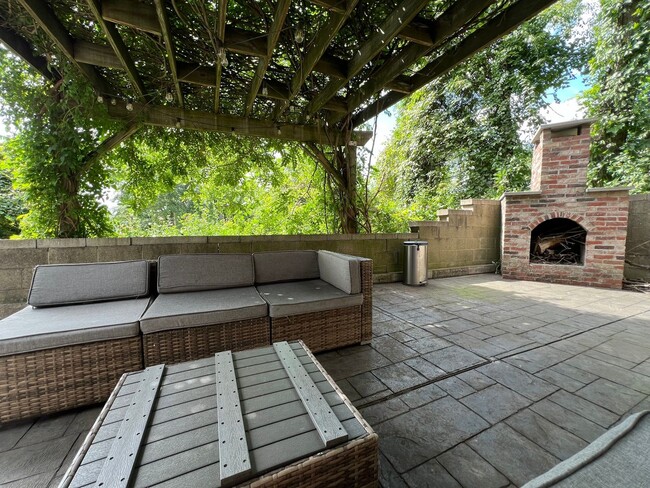 Building Photo - Charming 3 Bedroom with Lush Sunset Views ...