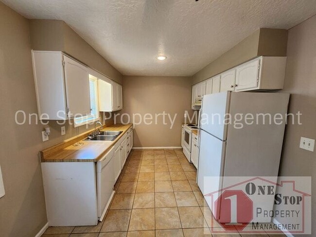 Building Photo - Great 2 bedroom, 1.5 bathroom duplex in Ol...