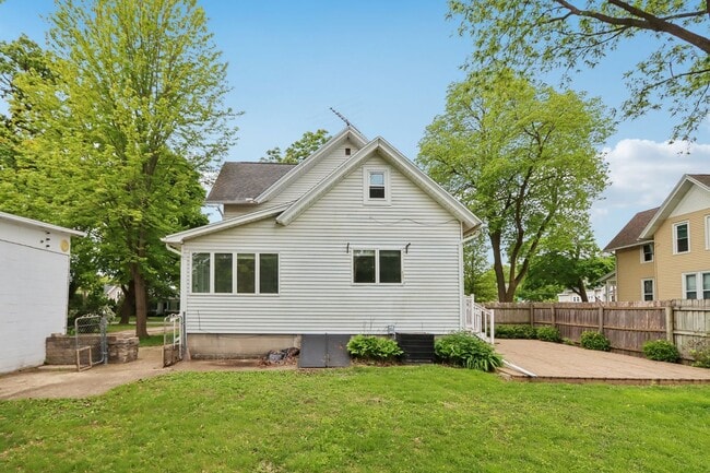 Building Photo - Charming 3-Bedroom Home for Rent in Lake M...