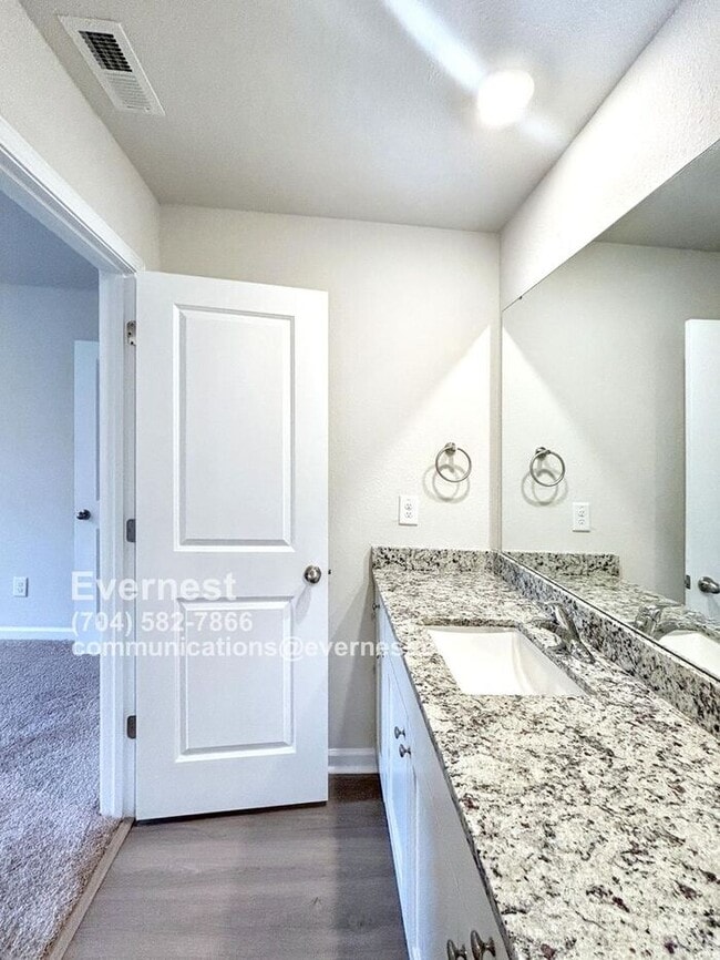 Building Photo - 3 Bed, 2.5 Bath Townhome with Attached Garage and Modern Amenities / voucher accepted / Pet-frien...