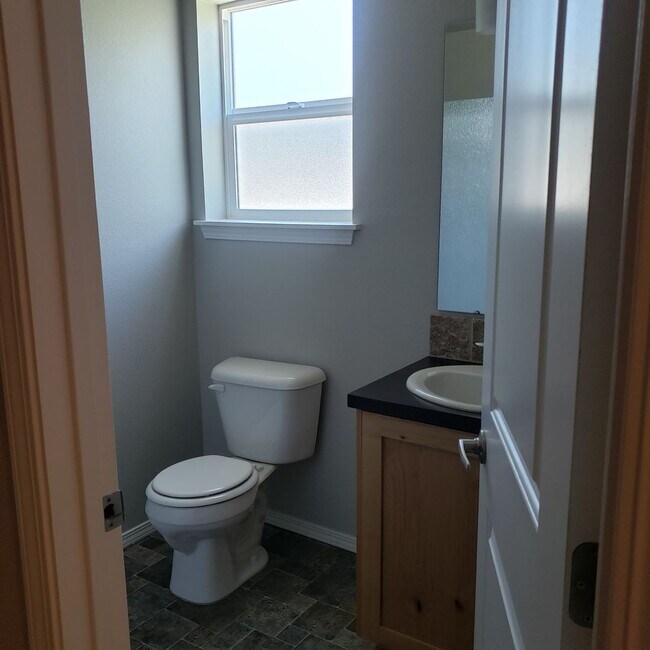 Building Photo - AB1452