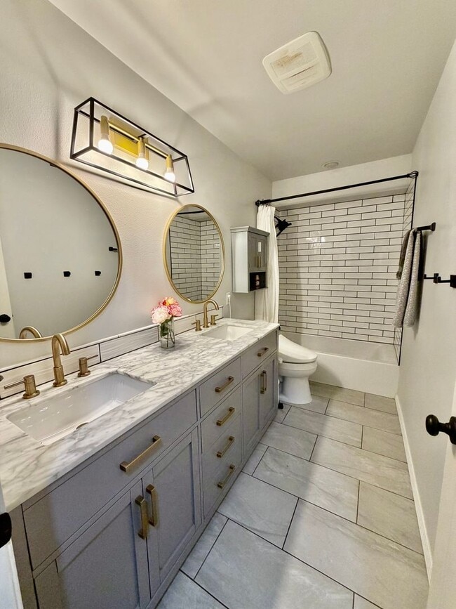 Building Photo - Stunning Elliott Pointe View Home in the Heart of Mukilteo