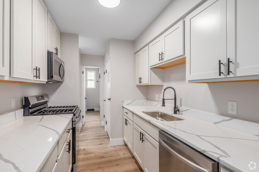 1BR, 1BA - 872SF - Kitchen - State Rd Apartments