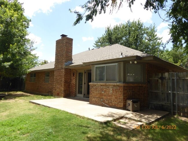 Building Photo - 2315 NE Village Dr