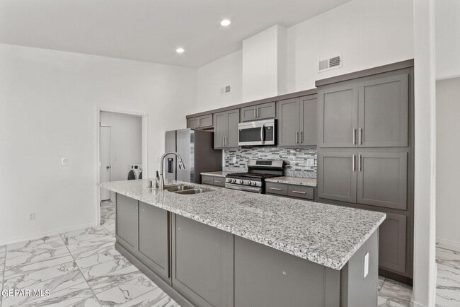 Building Photo - 2833 Maria Casas St