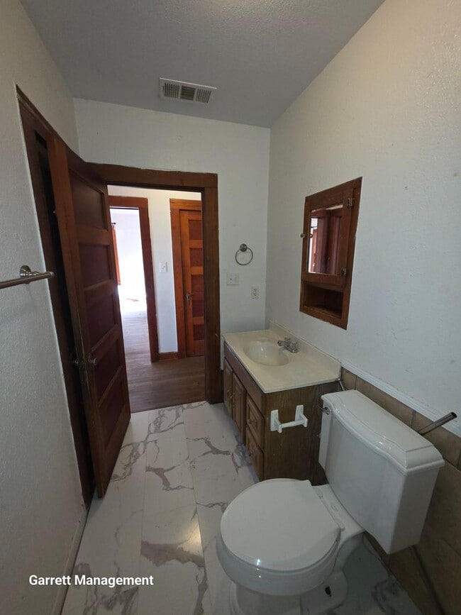 Building Photo - 2/1 House in Lampasas