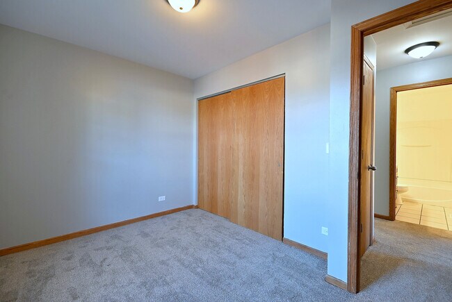 Building Photo - 19 E Pineview Dr