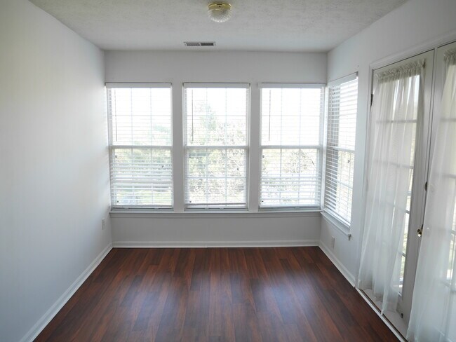 Building Photo - 2 Bedroom Condominium Located in Stonegate...