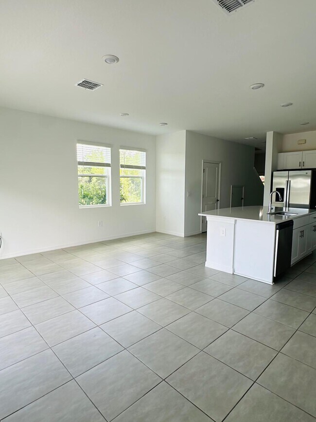 Building Photo - 2287 Portrait St