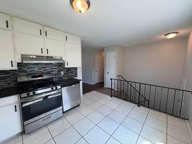 Building Photo - Comfortable 3-Bedroom Home with Fenced Yar...